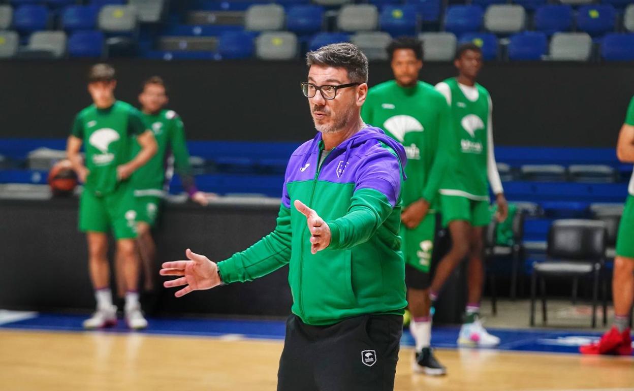 Fotis Katsikaris da instrucciones en un entrenamiento. 