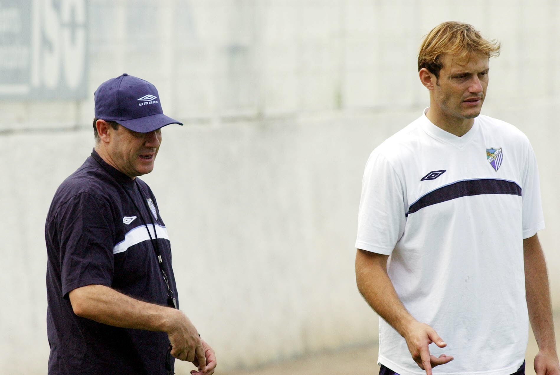 El catalán llegó al conjunto malagueño en 2001 procedente del Barcelona y se marchó de la entidad en 2017 tras varias temporadas como director deportivo. Toda una vida de bñanquiazul resumida en fotografías para recordar su paso por el Málaga.