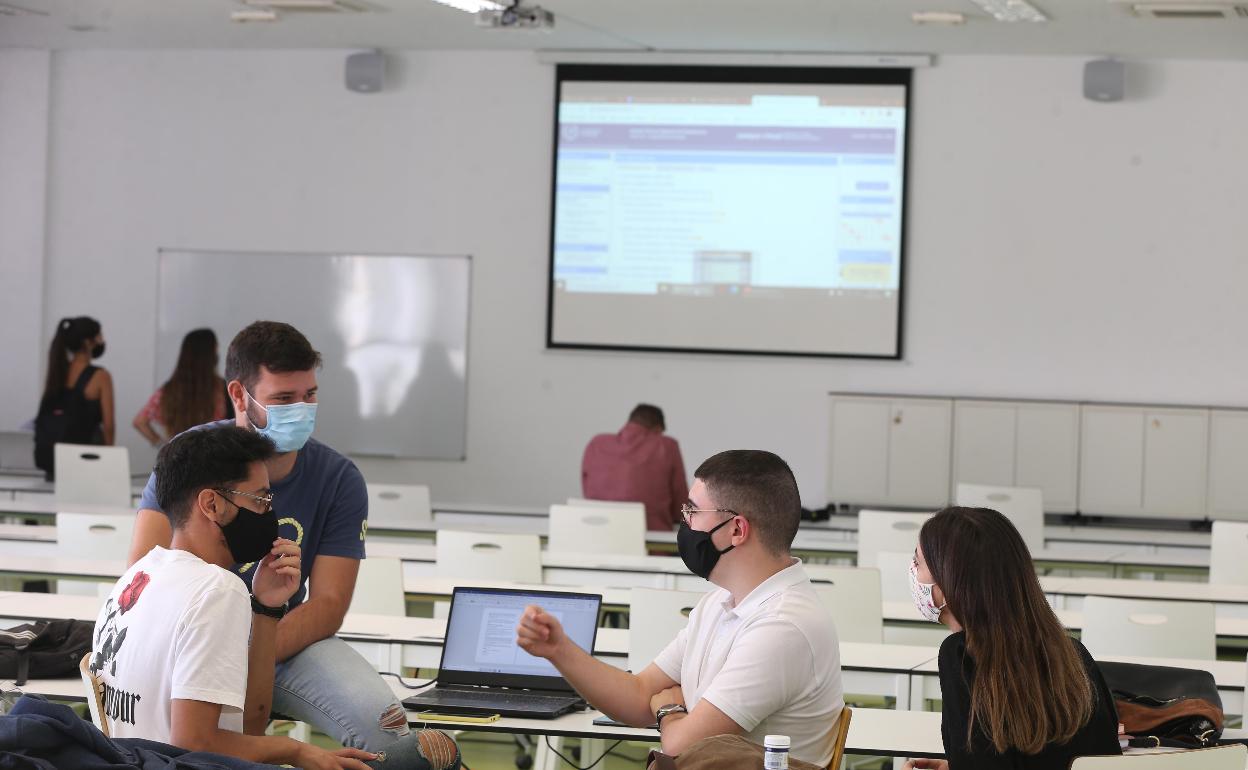 Estudiantes, en una clase en la Escuela de Arquitectura. 