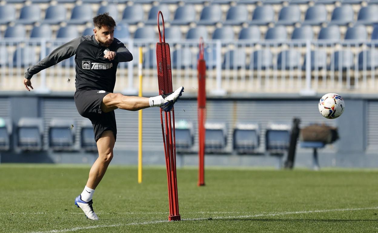 El jugador del Málaga, Luis Muñoz, golpea un balón durante un entrenamiento en La Rosaleda.