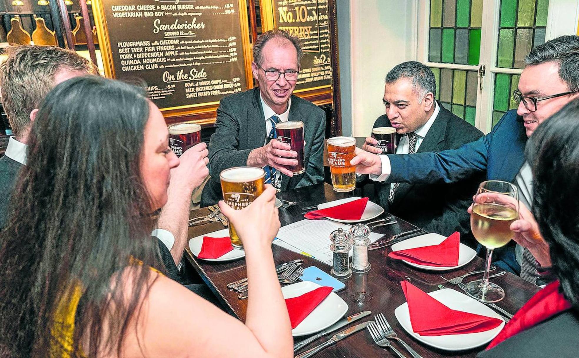 Varios clientes celebran el fin de las restricciones en el pub 'Old Dr Butler's Head' de Londres