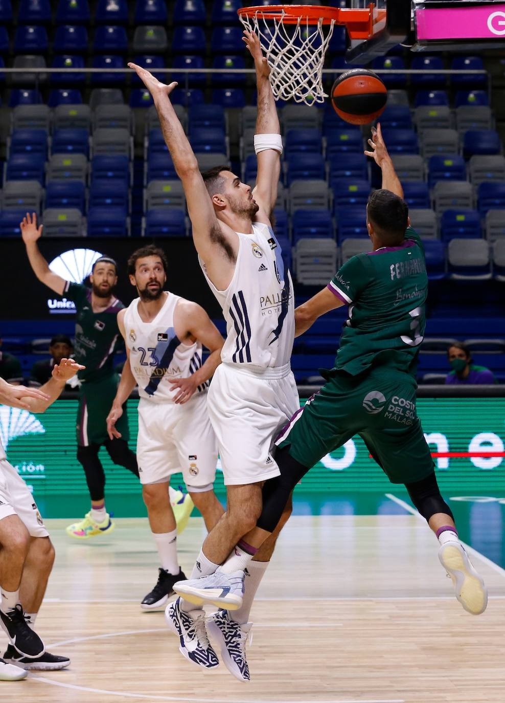 El Unicaja dijo adiós a la temporada tras perder por 90-96 ante el Real Madrid 