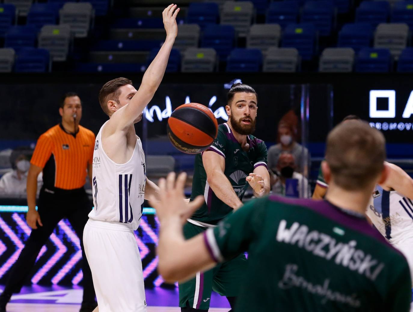 El Unicaja dijo adiós a la temporada tras perder por 90-96 ante el Real Madrid 