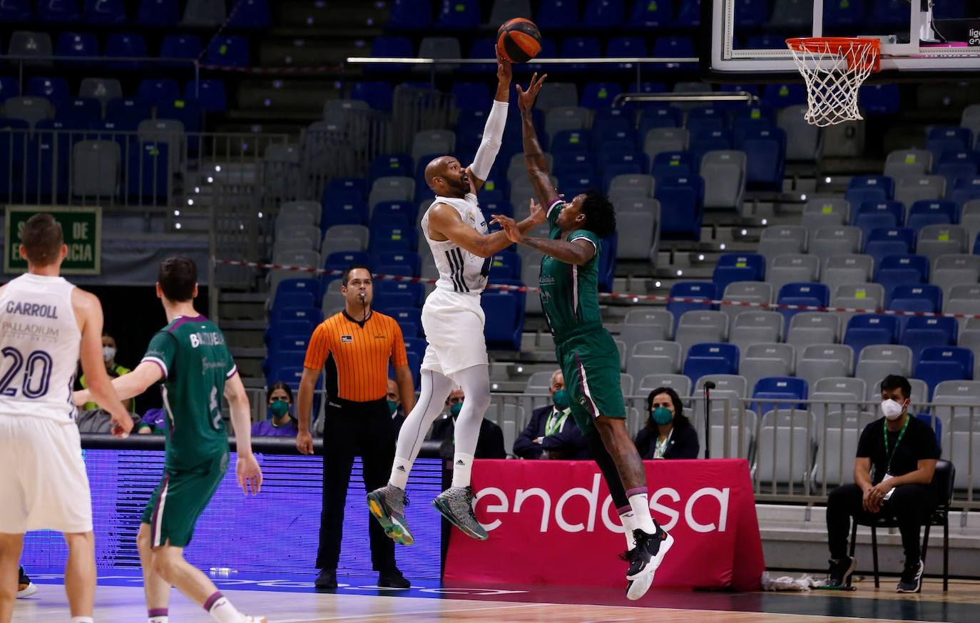 El Unicaja se despide de la Liga regular en el Palacio de los Deportes de Málaga 