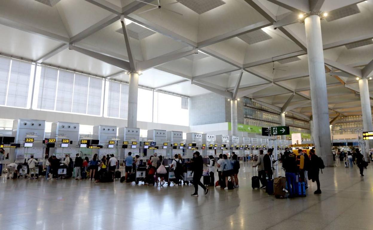 Turistas en el aeropuerto de Málaga este lunes. 
