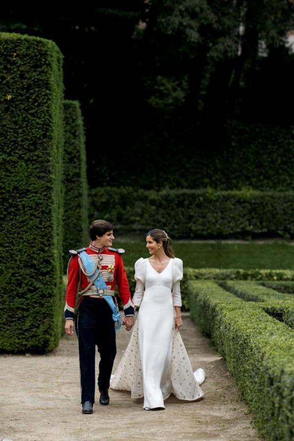 La pareja pasea por la jardínes del palacio de Liria. 