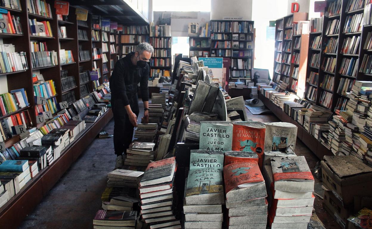 El fuego ha dejado inservible el fondo de la librería, con más de 100.000 volúmenes. 