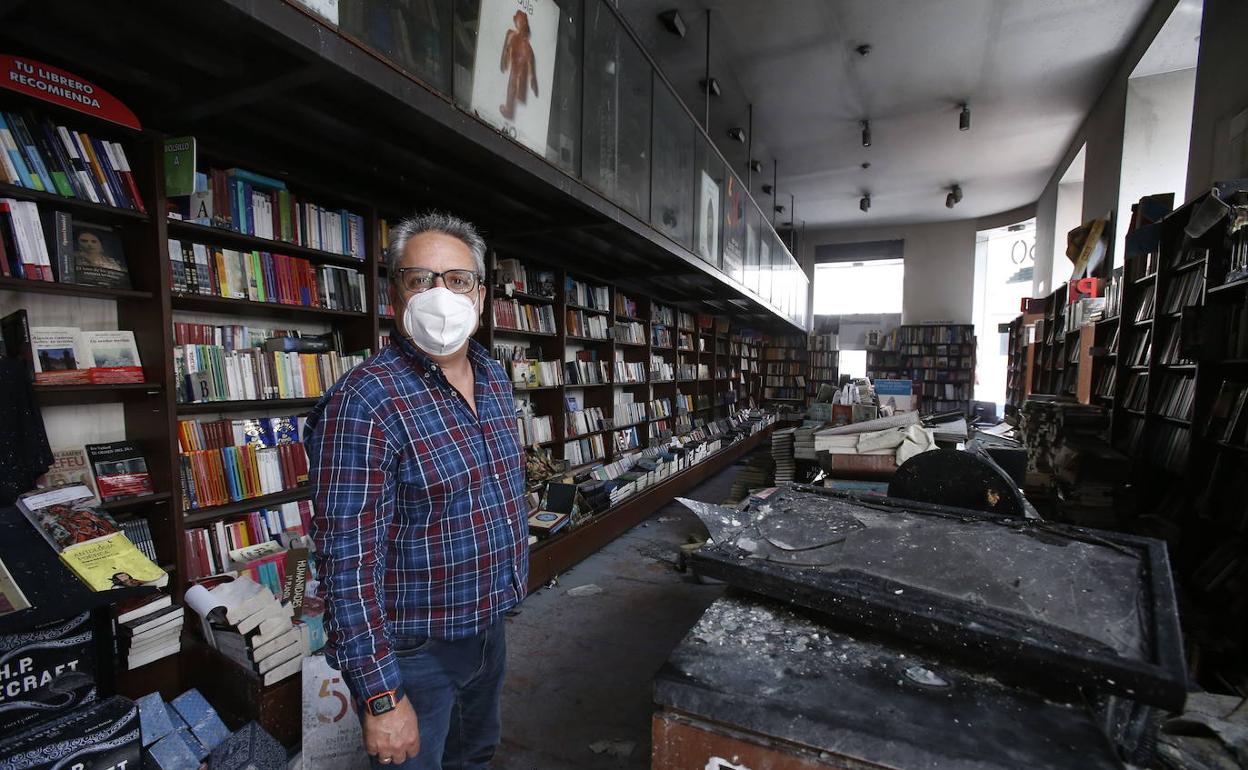 Jesús Otaola, en el interior de Proteo el día posterior al incendio. 