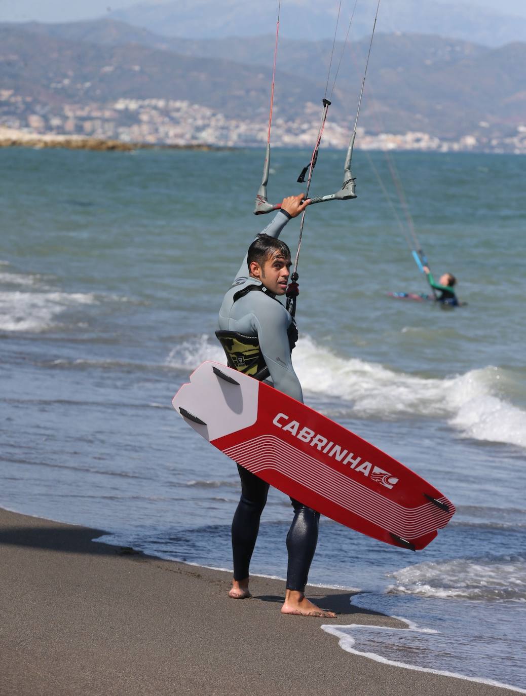 Gran ambiente de kitesurf en Málaga a finales de mayo. 