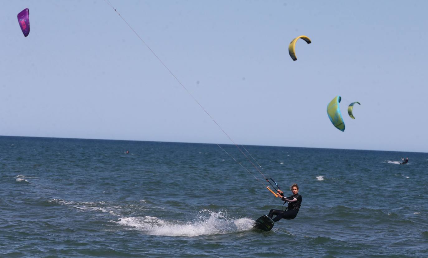 Gran ambiente de kitesurf en Málaga a finales de mayo. 