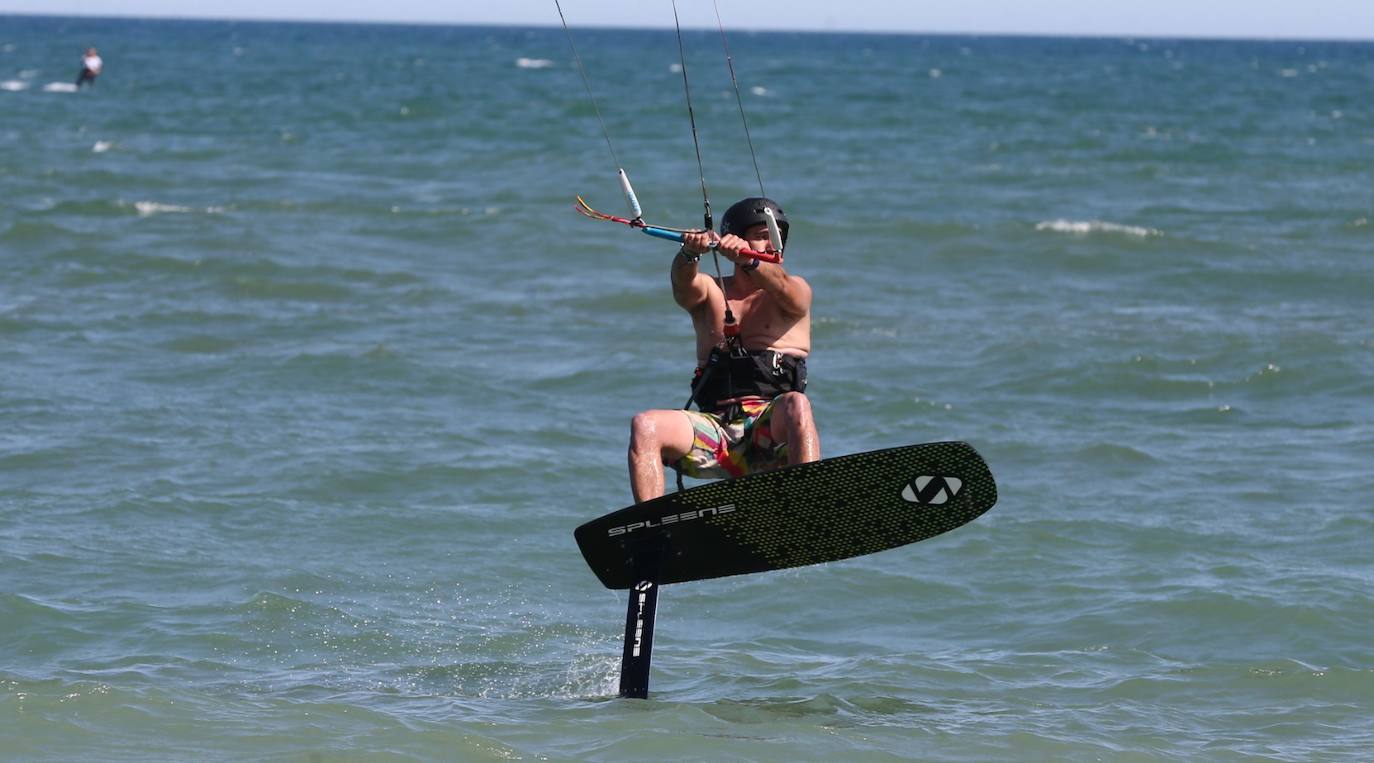 Gran ambiente de kitesurf en Málaga a finales de mayo. 