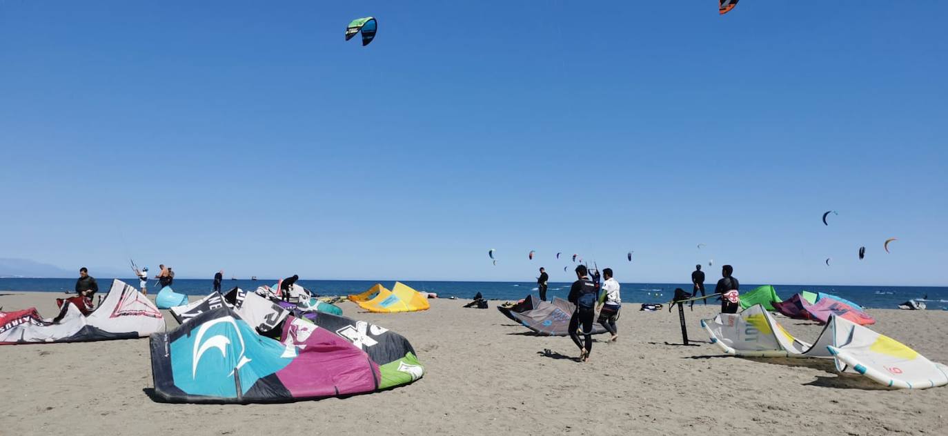 Gran ambiente de kitesurf en Málaga a finales de mayo. 