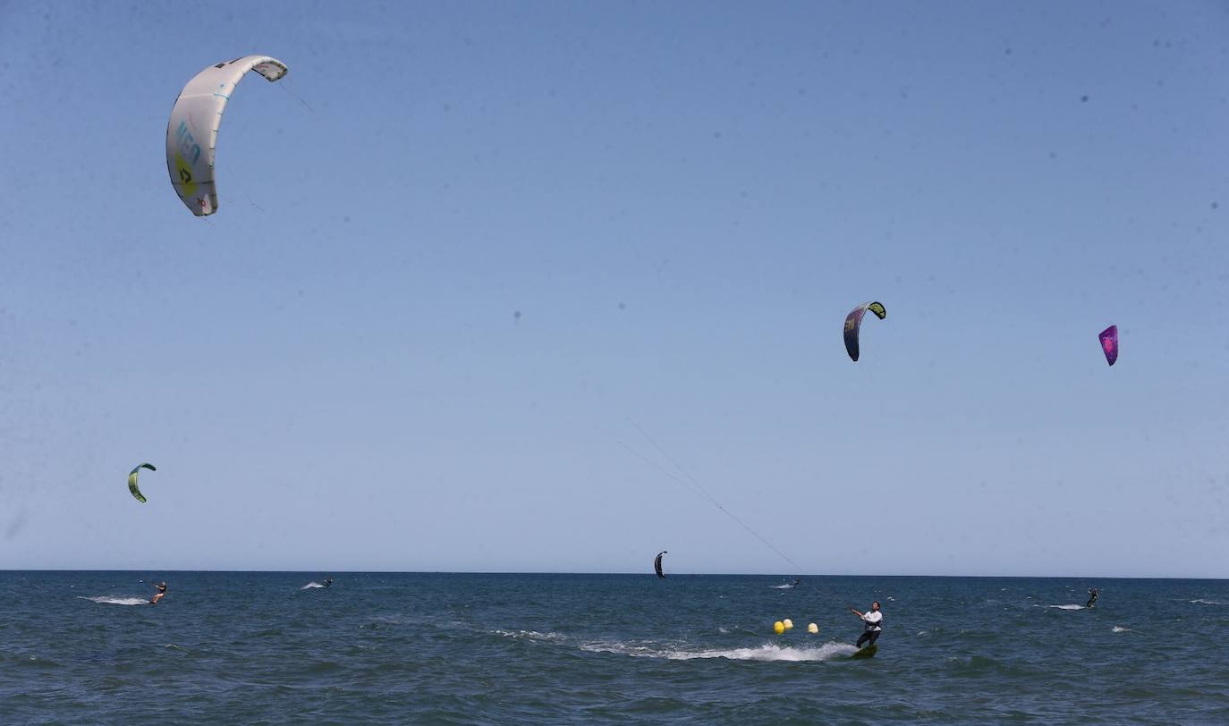 Gran ambiente de kitesurf en Málaga a finales de mayo. 