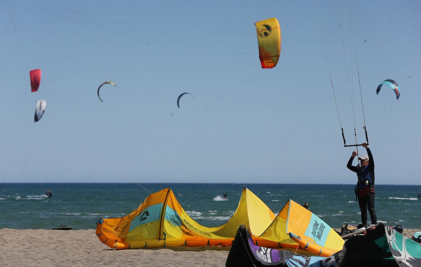 Gran ambiente de kitesurf en Málaga a finales de mayo. 