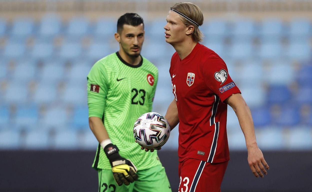 Haaland, junto a Cakir, en el 0-3 de Noruega con Turquía en La Rosaleda. 