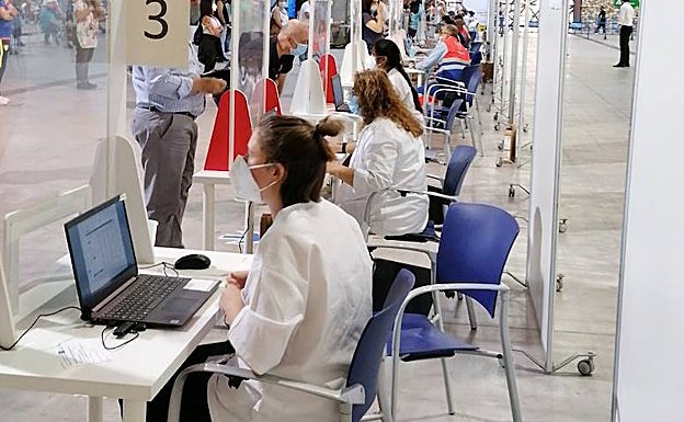 Imagen de la vacunación masiva que se lleva a cabo en el Palacio de Congresos de Málaga. 