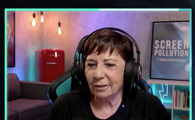 Celia Villalobos, durante el directo de Twitch donde anunció la campaña publicitaria. 