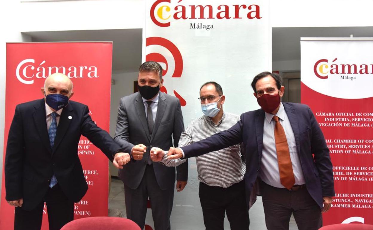 Diego Vázquez, Sergio Cuberos, Francisco Sánchez y José Manuel Álvarez tras la firma del acuerdo. 