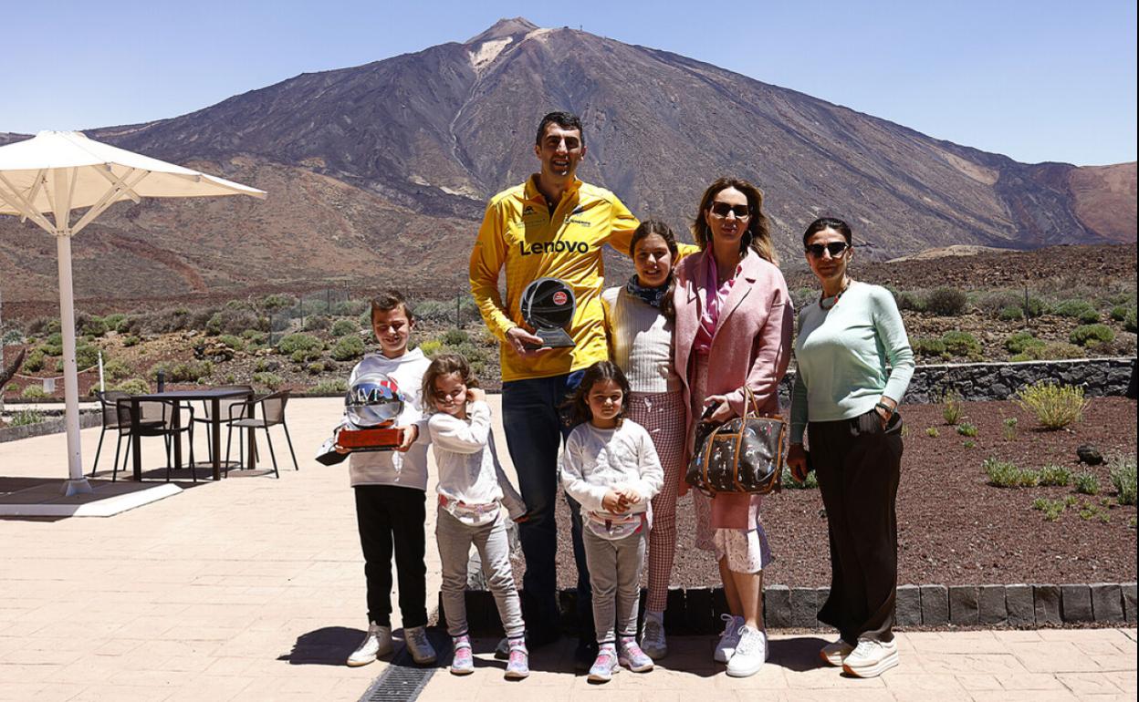 Shermadini, con su familia y el trofeo con el Teide de fondo en Tenerife. 