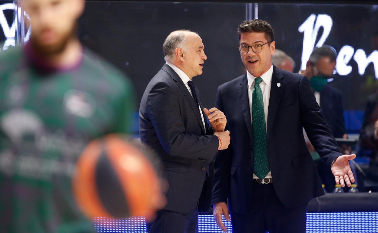 Pablo Laso y Fotis Katsikaris charlan antes del partido entre el Unicaja y el Real Madrid del domingo. 