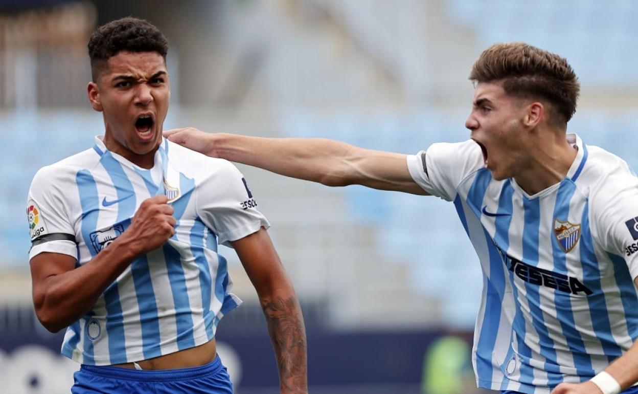 Loren celebra uno de sus goles al Betis junto a Roberto Fernández.