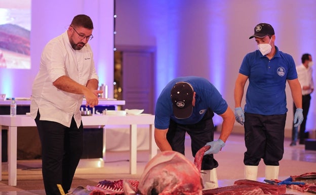 El cocinero marbellí, durante la explicación del despiece del atún.