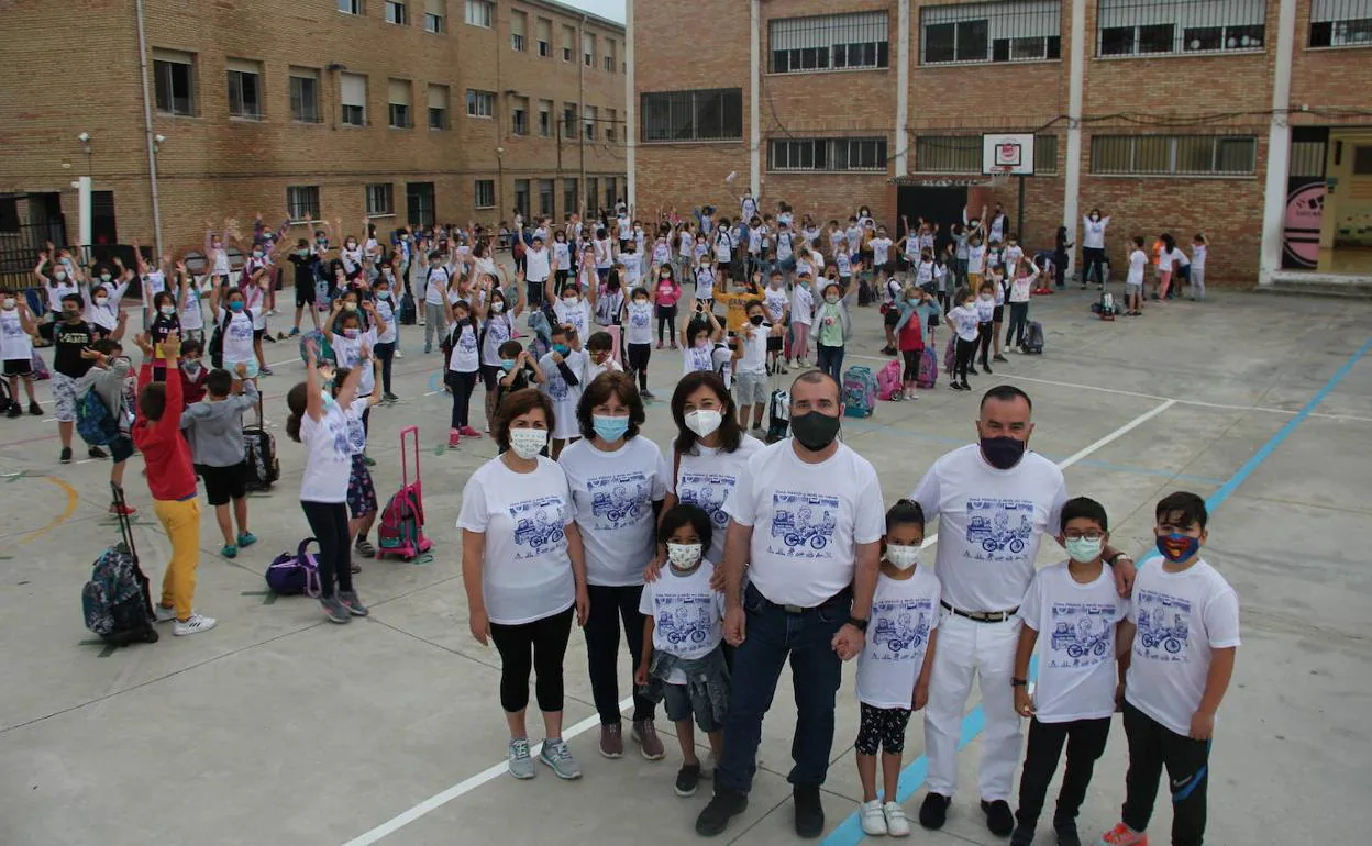 Docentes y alumnos del CEIP García Lorca de la capital, con las camisetas solidarias de la campaña, este jueves, en el acto final de la iniciativa.