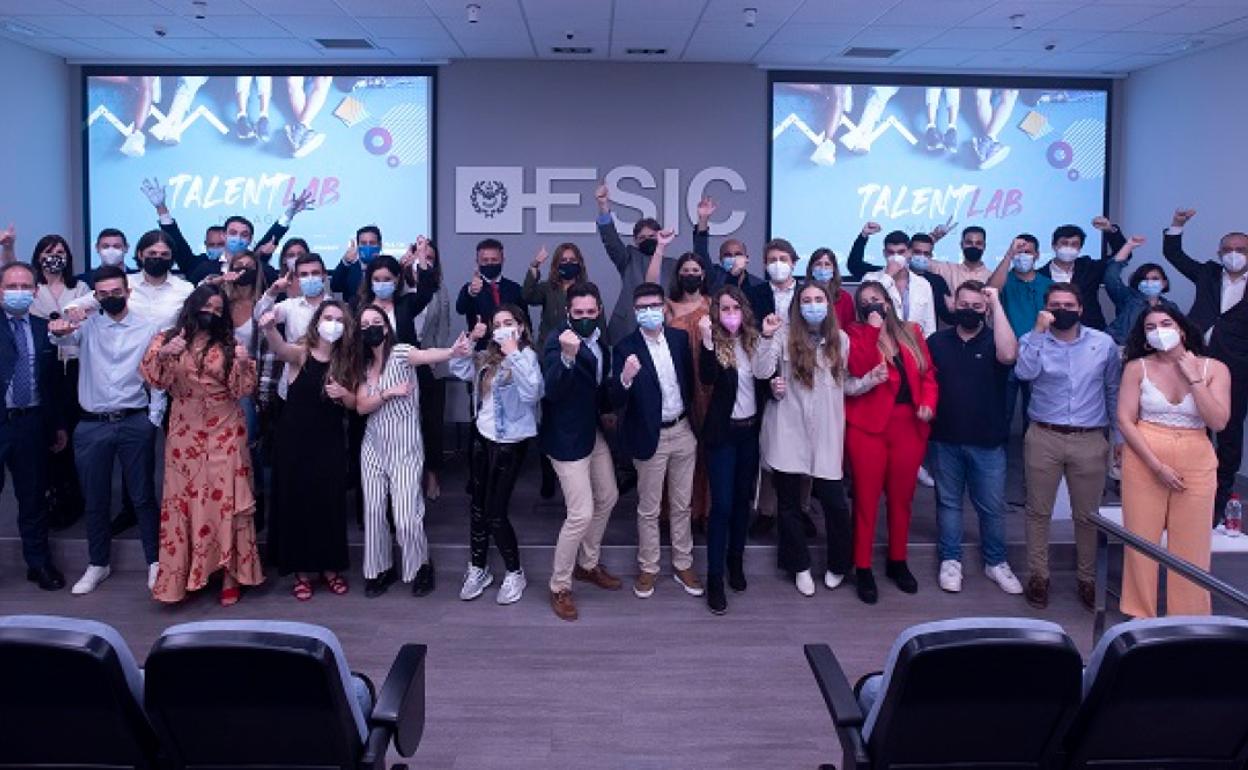 Foto de familia con los participantes de Talent Lab y diversos directivos de las empresas, después de la entrega de diplomas.