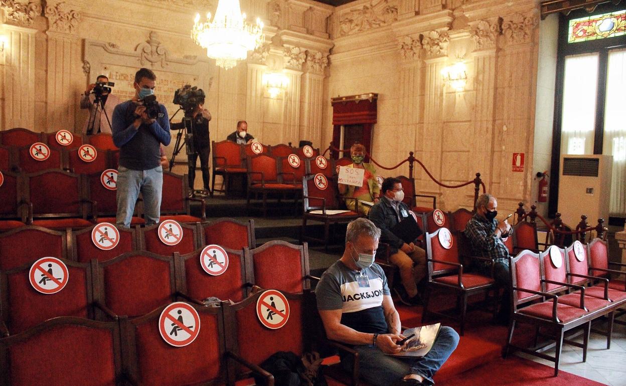 Ayer se abrió al público, por primera vez en la pandemia, la sillería en el salón de plenos, que han venido ocupando parte de los concejales.