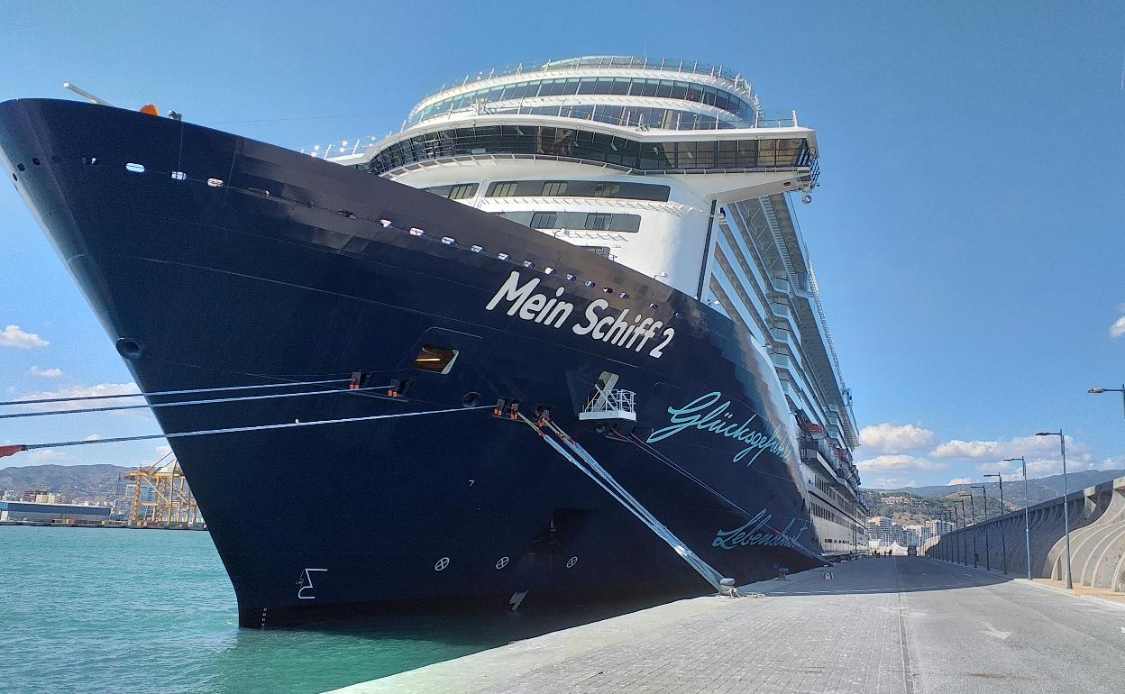 Vista del barco con el que el Puerto de Málaga retomará la actividad de cruceros. 