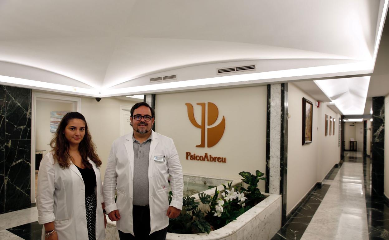Rodolfo de Porras de Abreu y Maribel del Río, en la nueva clínica. 