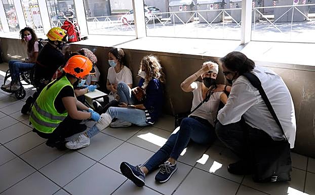 Imagen principal - Un simulacro de accidente en el metro de Málaga pone a prueba la eficacia de los planes de emergencia