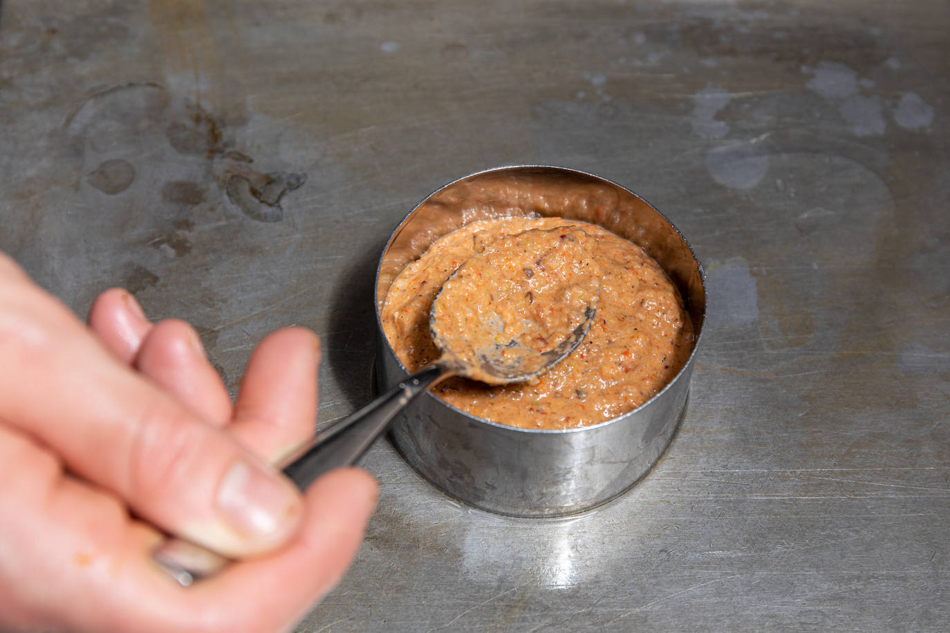 Cocinado. En función de la textura final podremos hacer uso de aros o moldes para ayudarnos, como en la hamburguesa de Astrid.