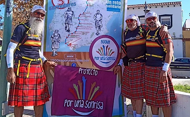 Los tres amigos y corredores, con sus faldas escocesas, durante su último reto solidario. 