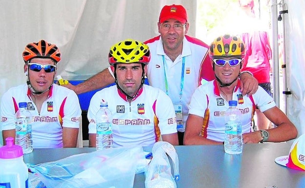 Con los ciclistas Freire, Astarloa y Valverde. 