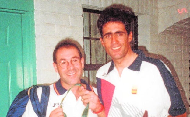 Torrontegui, en su primera cita olímpica junto a una leyenda, Miguel Indurain. 