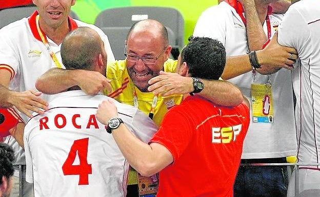 Abrazado a Roca y al seleccionador de balonmano, Juan Carlos Pastor, tras el bronce del combinado nacional en la cita.