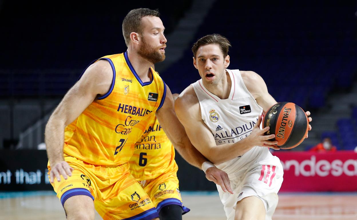 Costello defiende a Causeur en un Real Madrid-Gran Canaria.