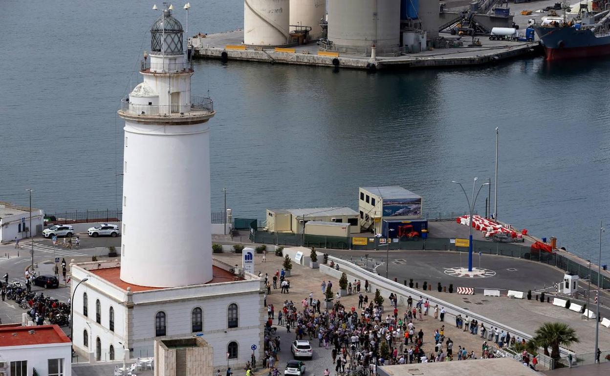 Concentración celebrada esta mañana junto a La Farola. 