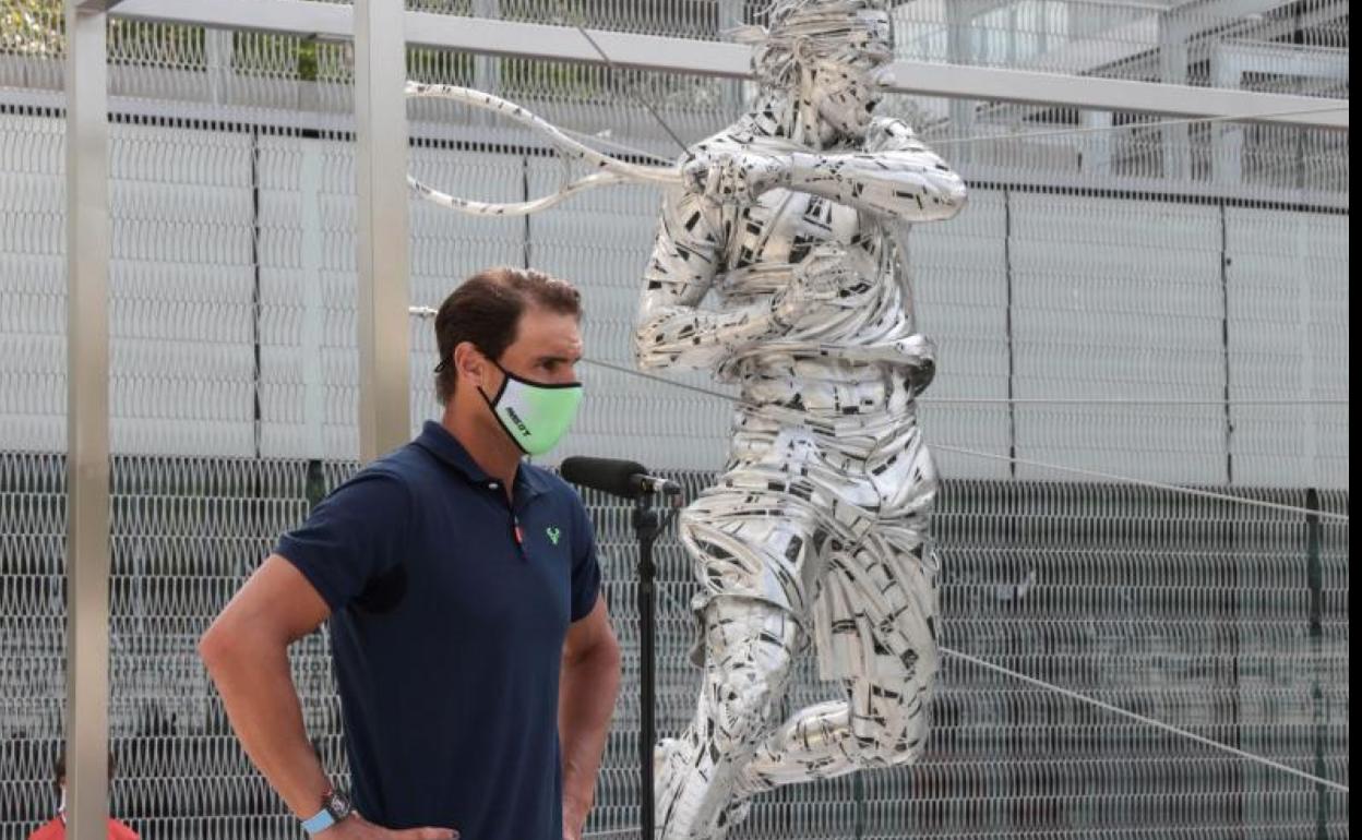 Rafa Nadal, en la inauguración de una estatua esculpida en acero con su figura en Roland Garros. 
