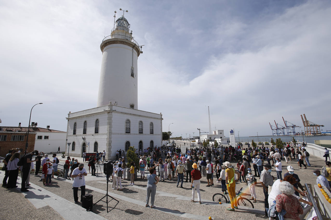 Unas 300 personas se han dado cita a partir de las once de la mañana de este domingo en la explanada junto a la Farola del puerto de Málaga para asistir a la concentración convocada por la plataforma ciudadana Defendamos Nuestro Horizonte. 