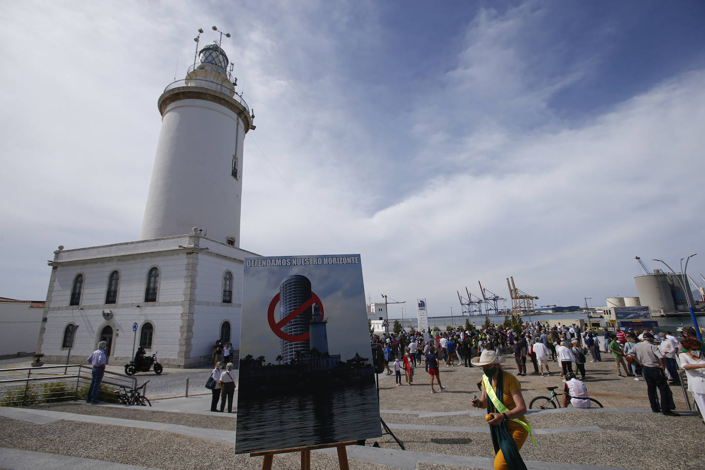 Unas 300 personas se han dado cita a partir de las once de la mañana de este domingo en la explanada junto a la Farola del puerto de Málaga para asistir a la concentración convocada por la plataforma ciudadana Defendamos Nuestro Horizonte. 