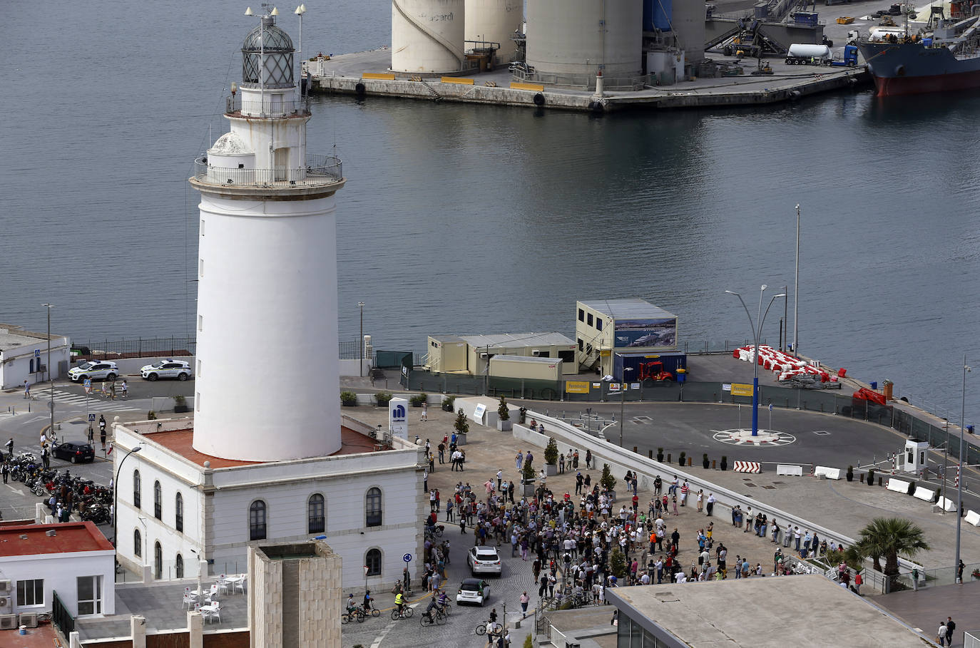 Unas 300 personas se han dado cita a partir de las once de la mañana de este domingo en la explanada junto a la Farola del puerto de Málaga para asistir a la concentración convocada por la plataforma ciudadana Defendamos Nuestro Horizonte. 