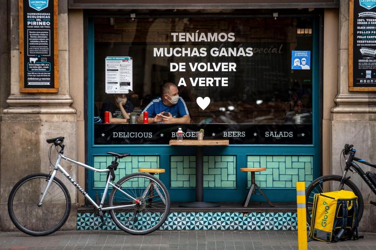 Turistas en un bar de Barcelona. Enric Fontcuberta / efe