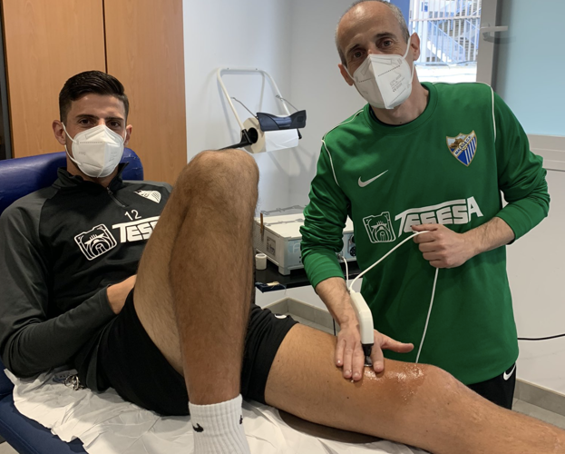 El jugador del Málaga, Pablo Chavarría, junto al fisioterapeuta Luis Barbado.