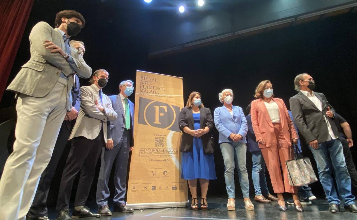 Artistas y representantes de la Diputación de Málaga y la Bienal se suben al escenario para la foto de familia. 