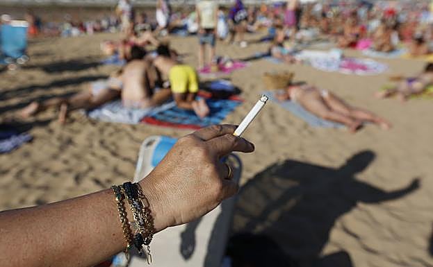 La AECC defiende que no se pueda fumar en las playas, entre otros lugares públicos donde hay menores.
