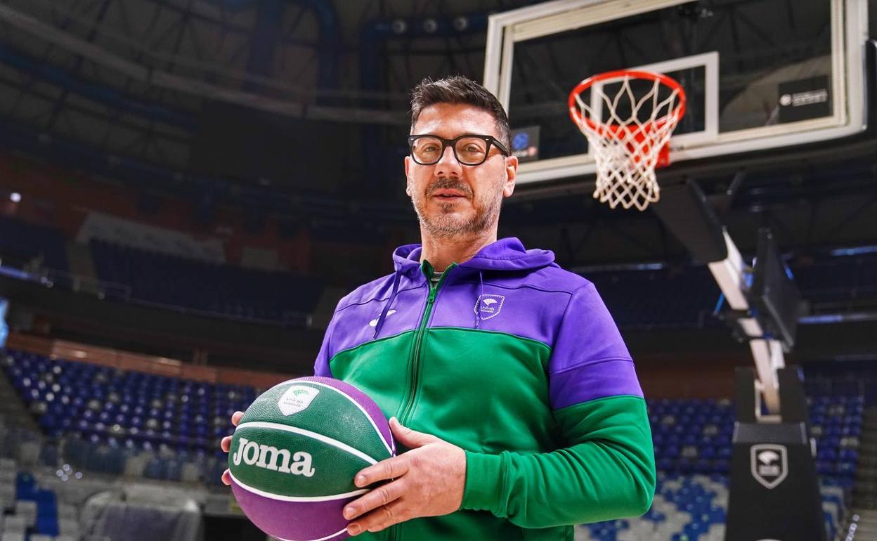 Fotis Katsikaris posa en el Palacio de los Deportes. 