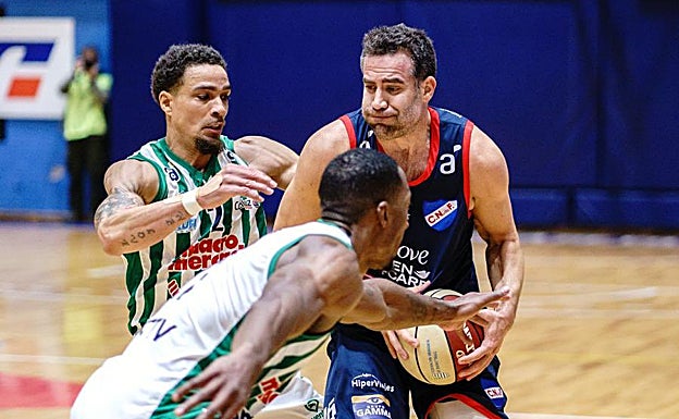 Cabezas, defendido por dos contrarios durante el primer partido del 'play-off'. 