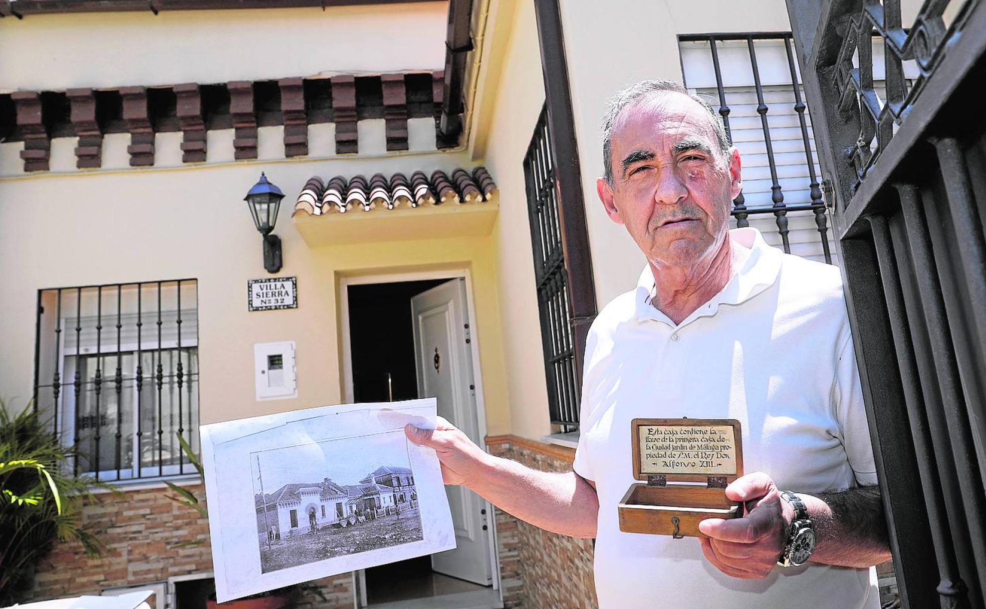 Francisco Sierra muestra la documentación que certifica la propiedad de su casa. 